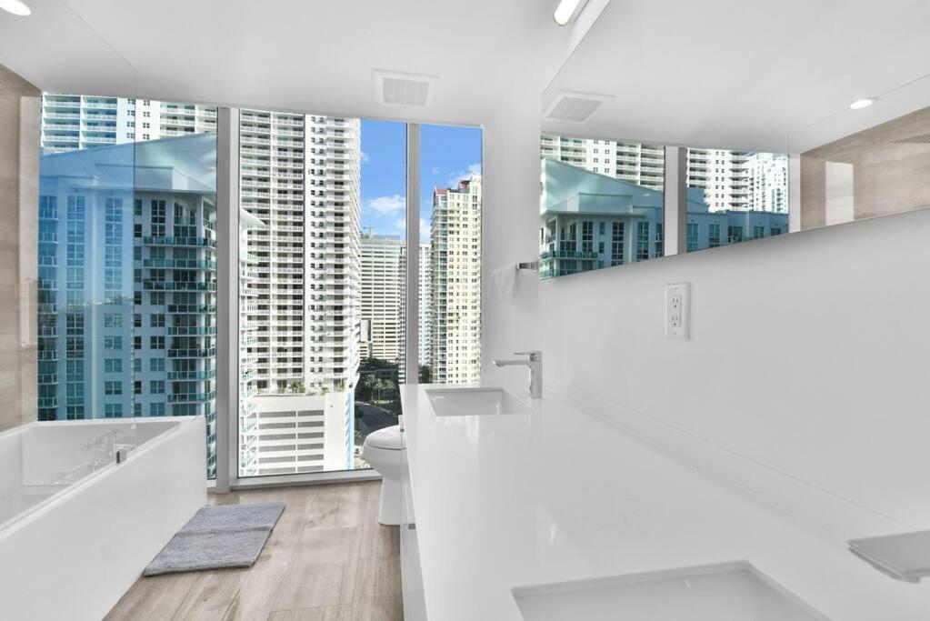 Lovely Upscale Condo Gorgeous View 2Bd 2Bath In Brickell 마이애미 외부 사진